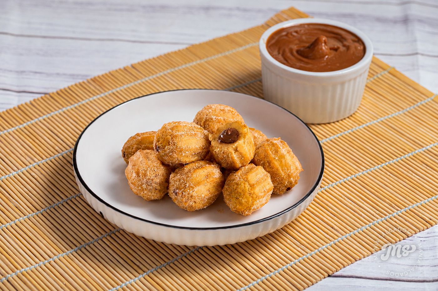 Mini churros com doce de leite