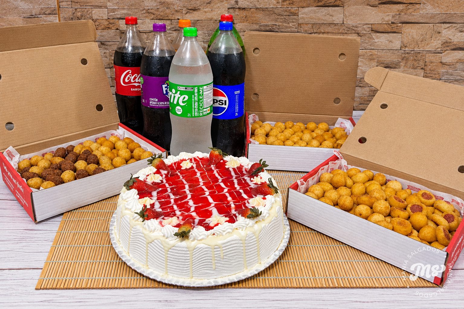 Kit festa com bolo, caixas de salgados e refrigerantes