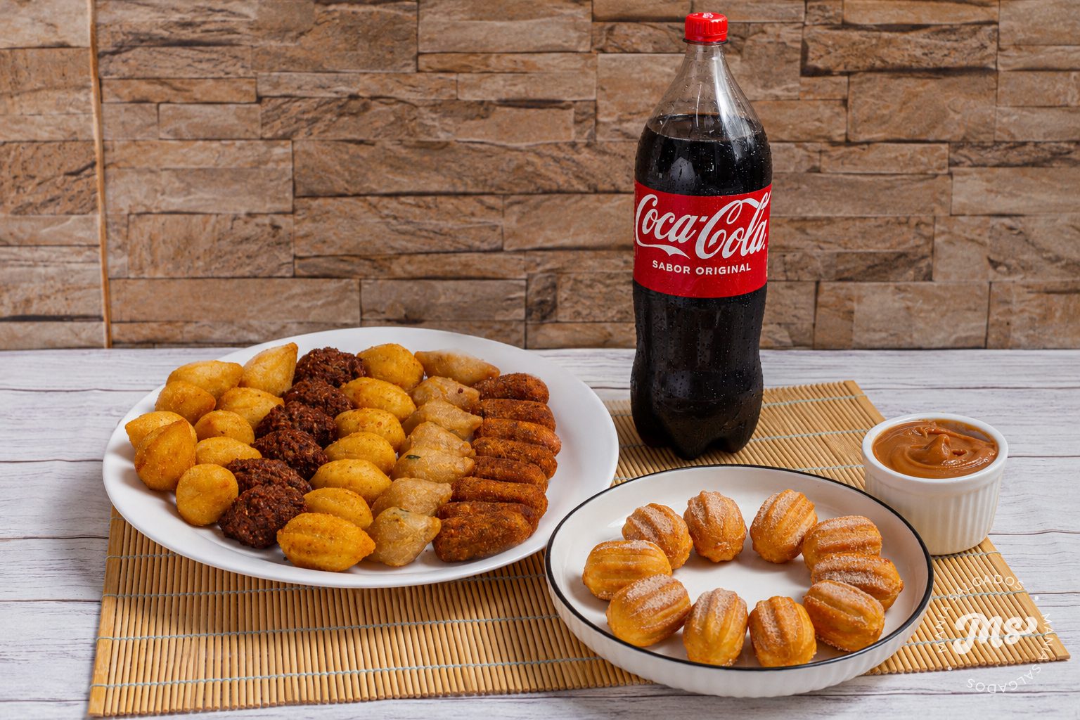 Salgados fritos sortidos, mini churros e refrigerante