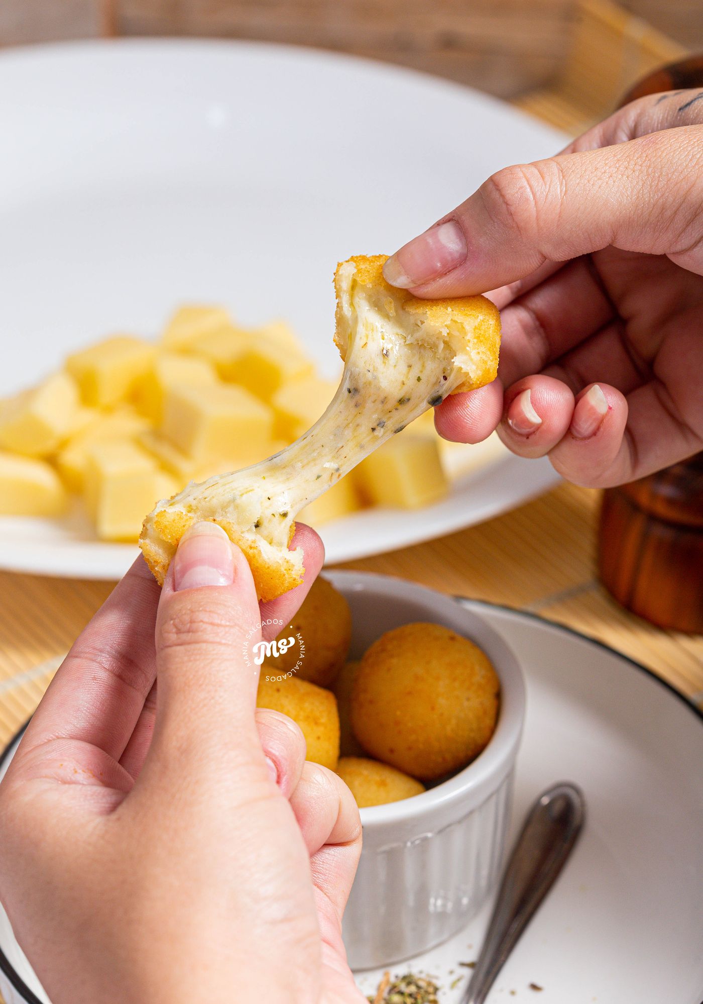 Salgado de queijo aberto